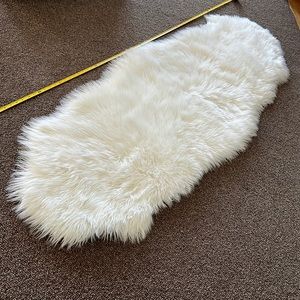 White faux fur rug 6’x2’